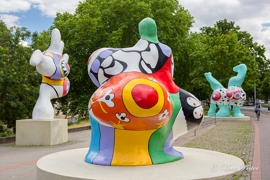 Niki de Saint Phalle Nanas